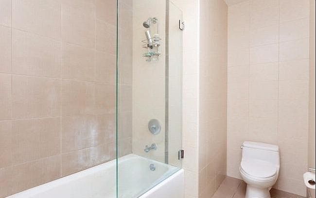 Picture of tub in bathroom