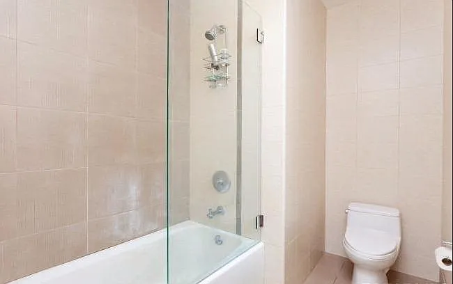 Picture of tub in bathroom