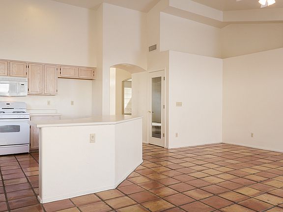 2nd image of 920 W Graythorn Pl