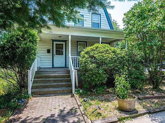 3rd image of 702 Abbott St