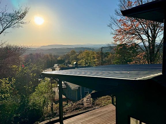 3rd image of 527 View Park Dr