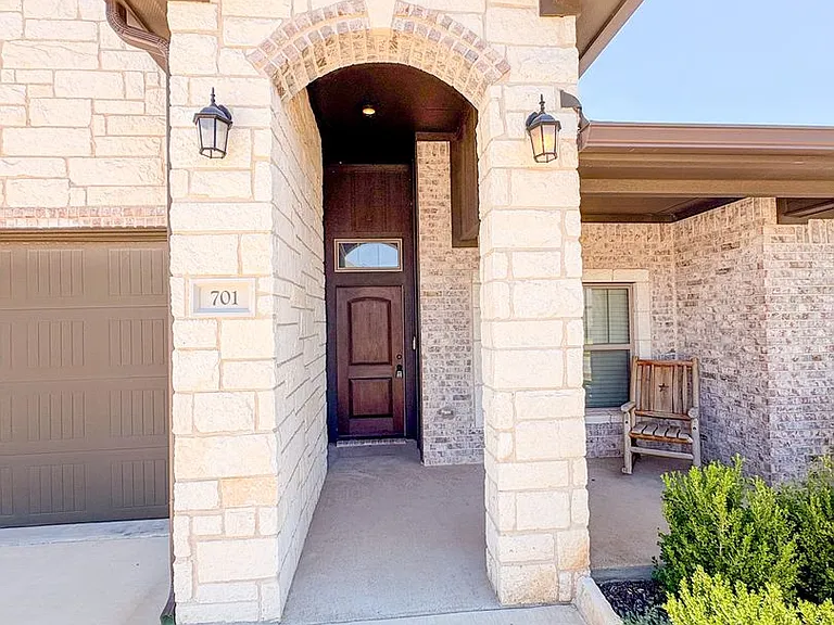 701 Juniper Dr — Photo 2