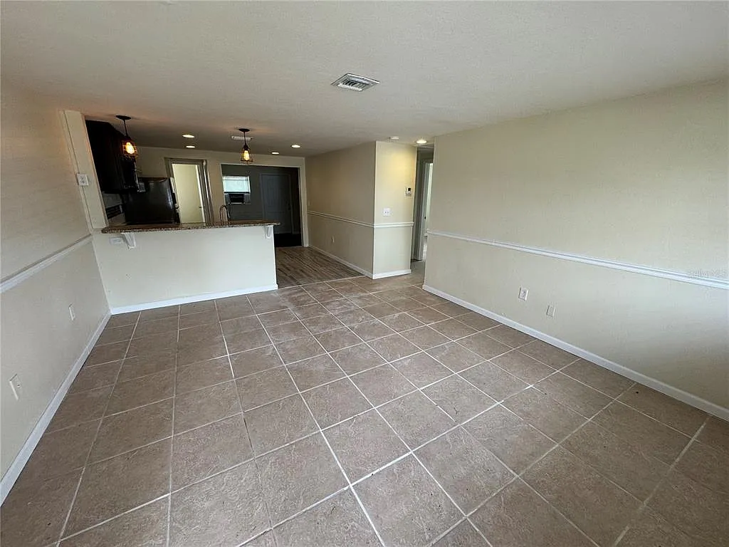 2 bed, 1.5 bath, 983 sqft, $1,350 — Photo 2