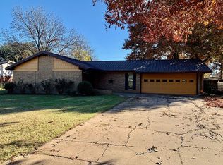 1009 W Edwards St, Olney, TX 76374