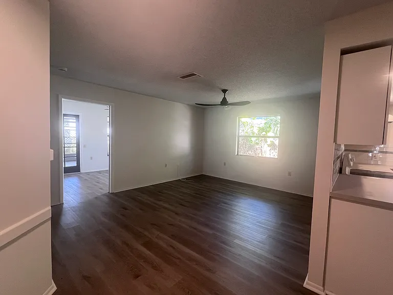 2563 Temple St — Photo 19