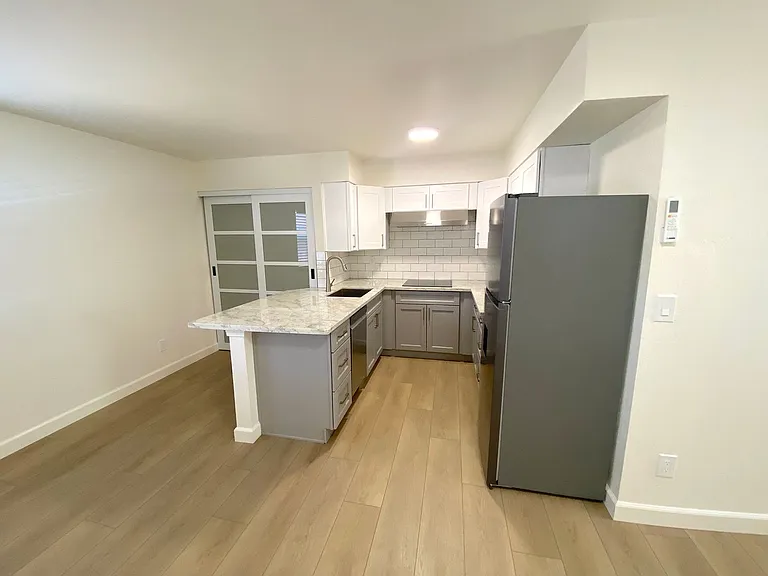 1112 Buena Vista Ave — Photo 2