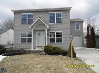 46039 Edgewater Dr, Chesterfield, MI