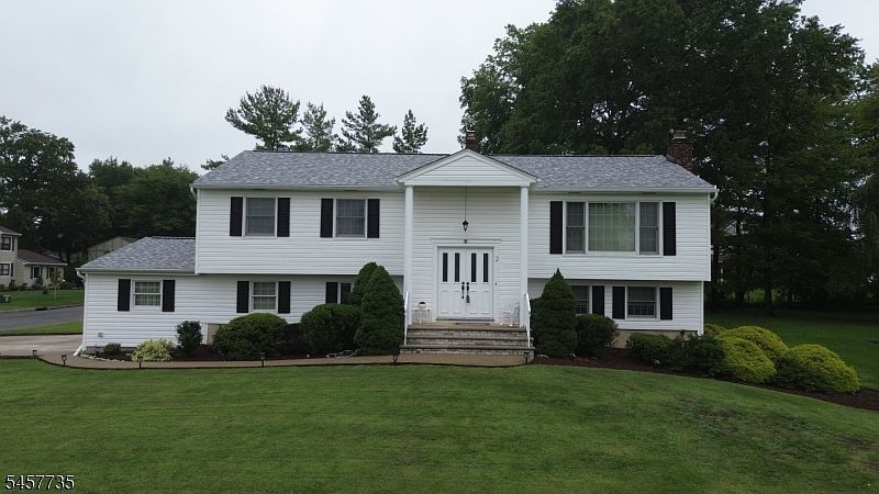 1st image of 2 Tanglewood Dr
