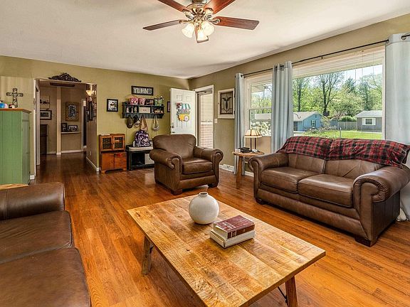 3rd image of 505 S Emerald Ln