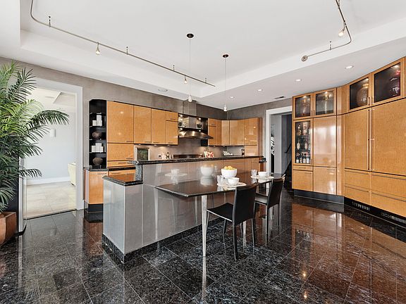 3rd image of 1349 N Sedgwick St #2