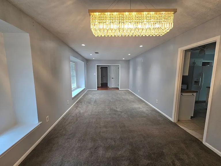 2240 E Aberdeen Dr — Photo 2