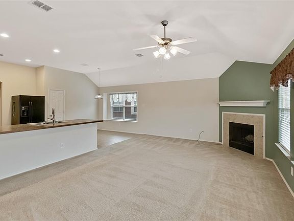 5th image of 213 Clydesdale St