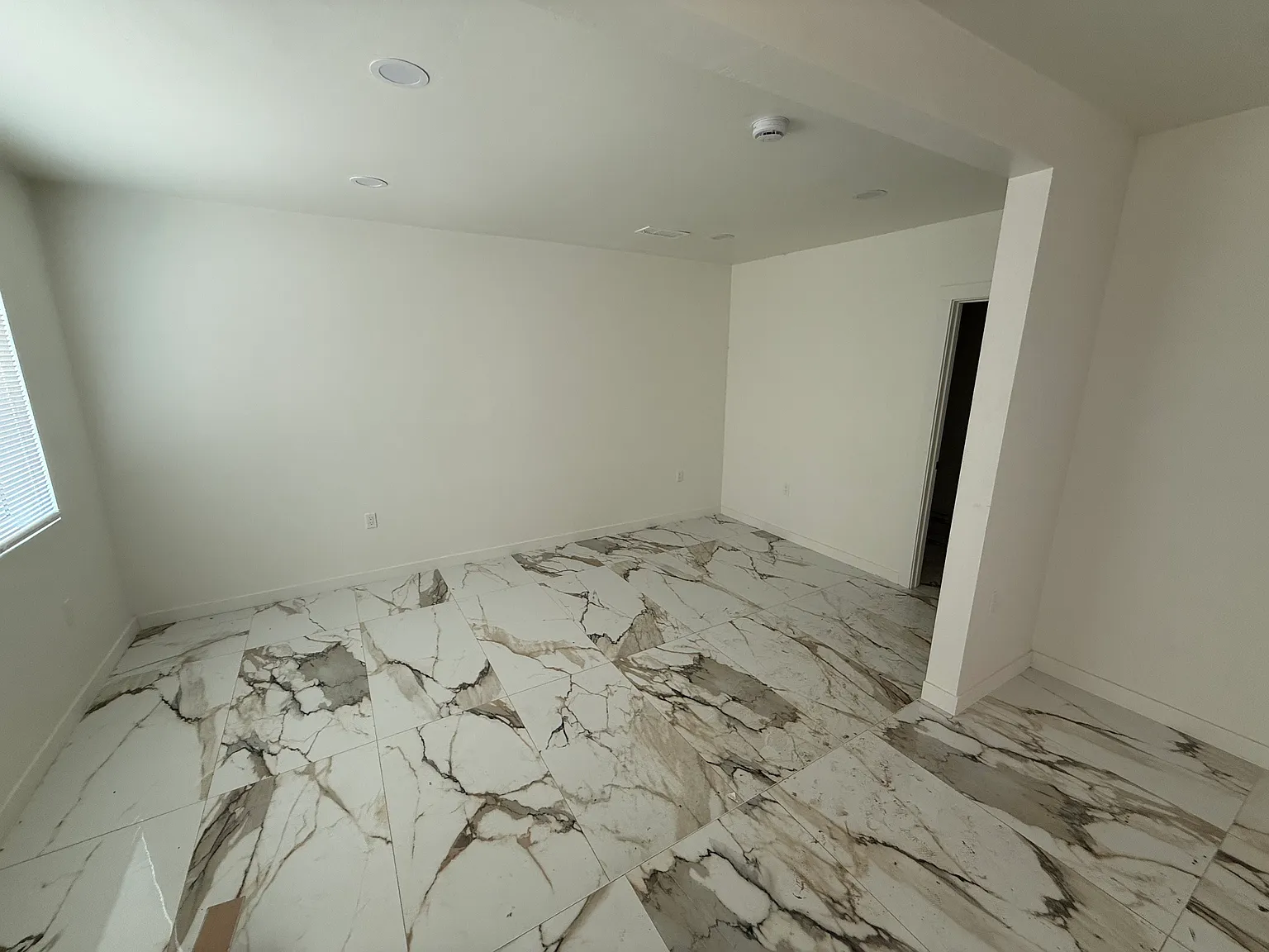 3 bed, 910 sqft, $2,200 — Photo 4