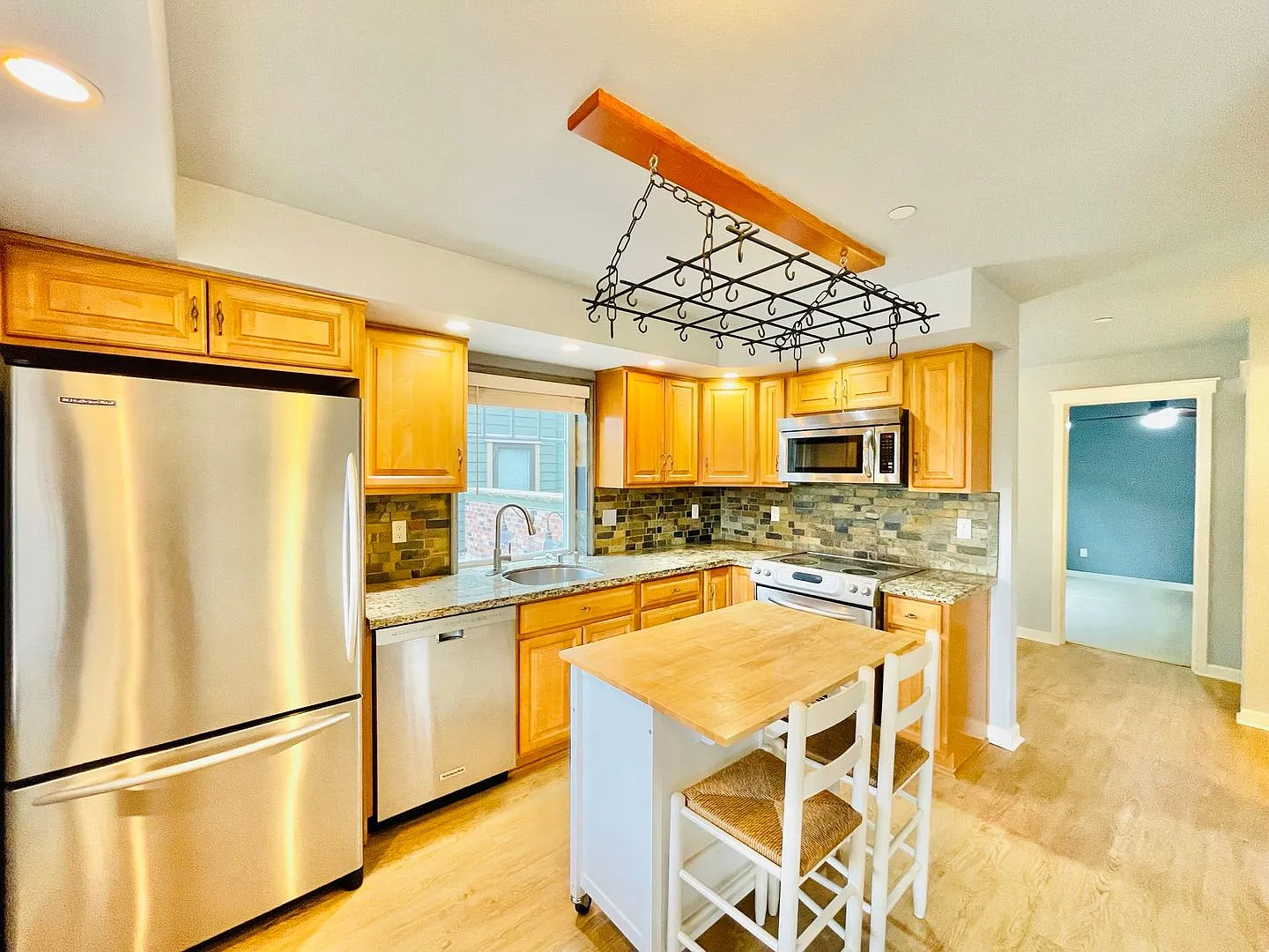 Rustic 1 Bedroom Condo Near Alaska Junction! — Photo 4