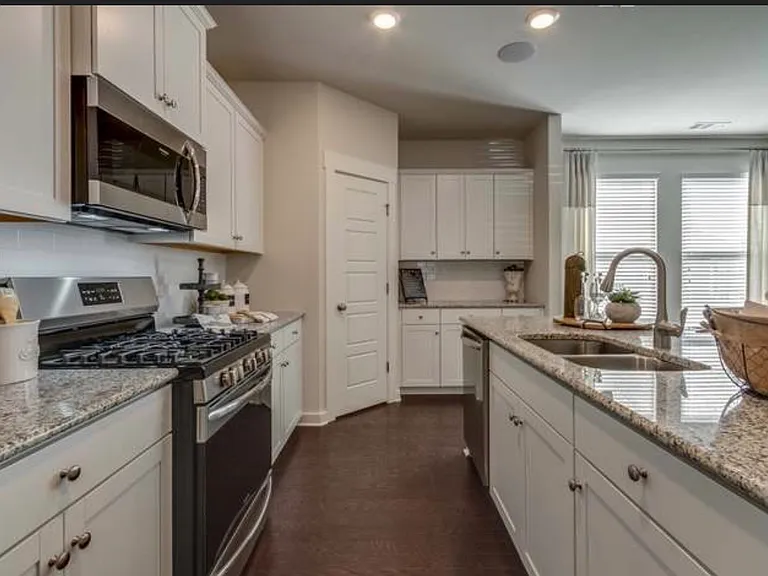 140 Dale Dr — Photo 2