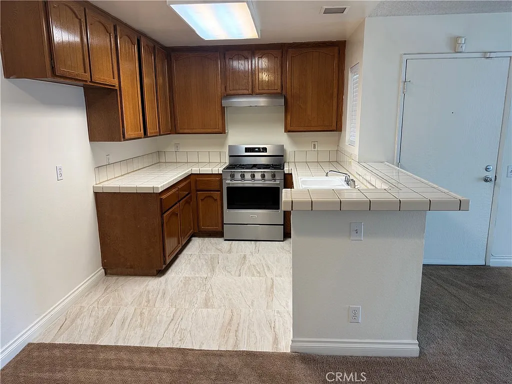 2 bed, 2.0 bath, 921 sqft, $2,850 — Photo 2
