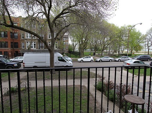 3rd image of 1101 W Pratt Blvd APT 1E