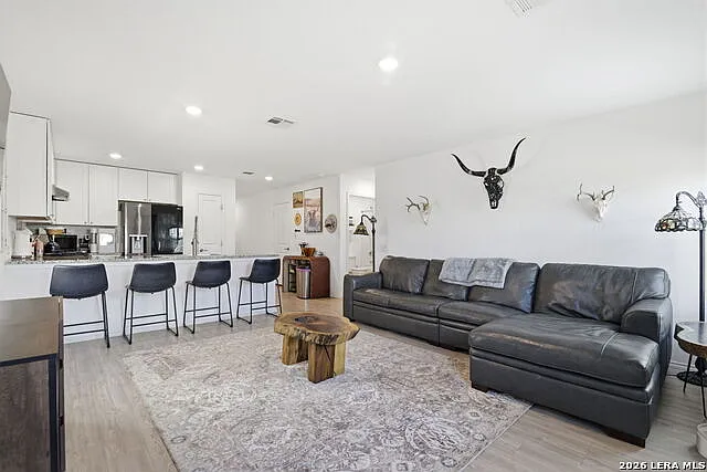 3 bed, 2.0 bath, 1056 sqft, $1,500 — Photo 3
