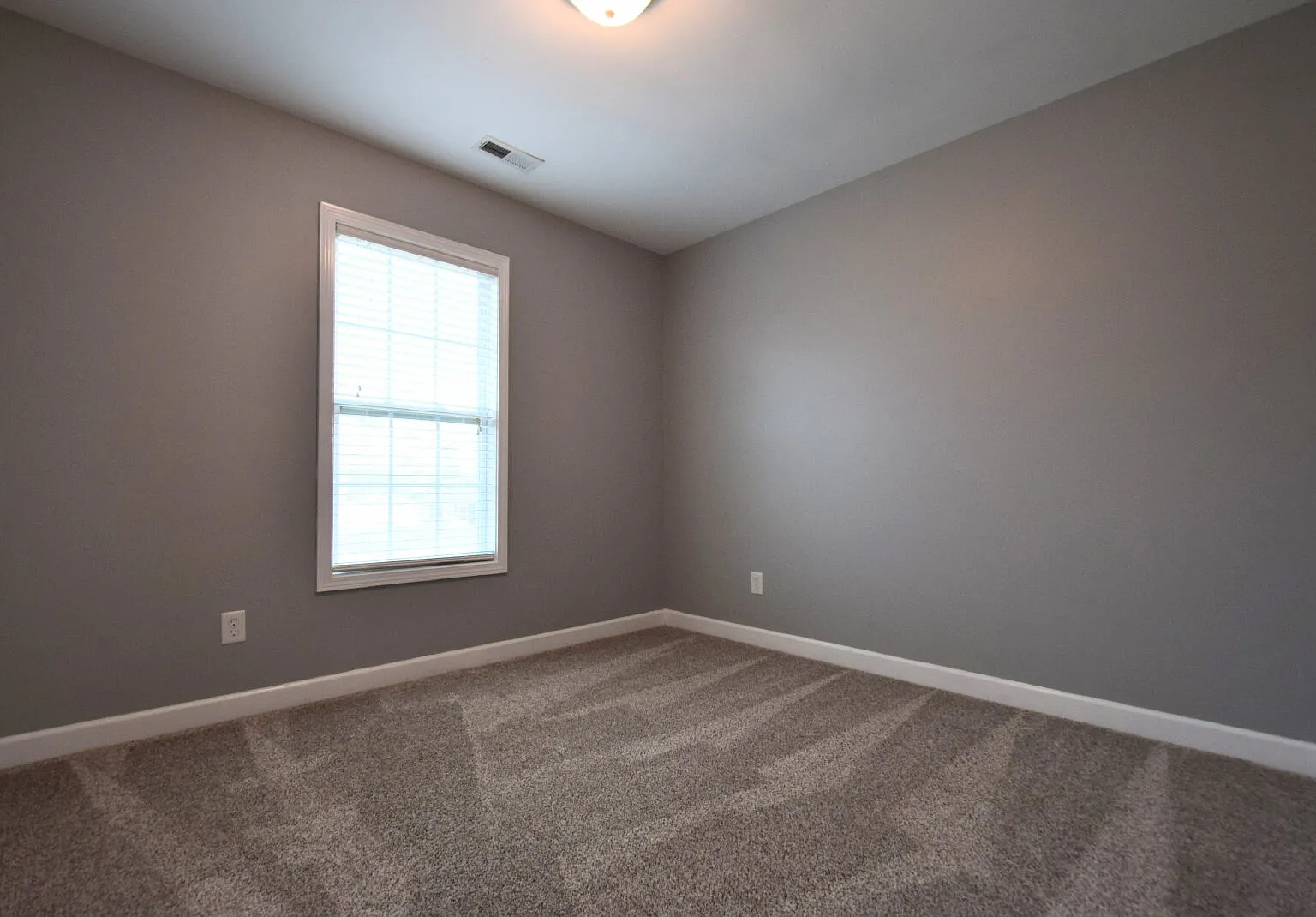 3 bed, 2.5 bath, 1802 sqft, $1,800 — Photo 2