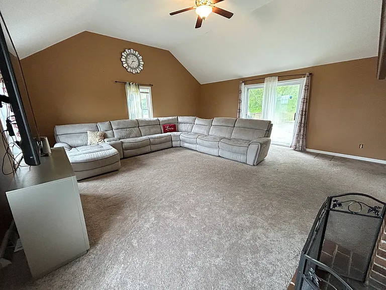 35 Fox Meadow Dr — Photo 3