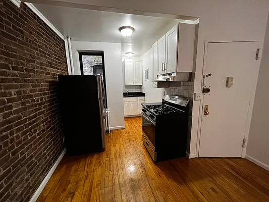 Rented by Salon Realty Corp | media 8