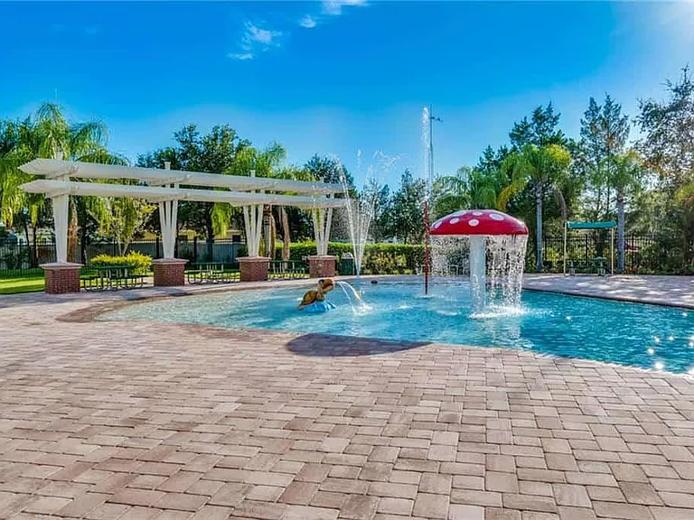 5723 Lexington Dr — Photo 13