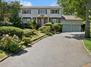 8 Cedar Pl, Kings Park, NY 11754
