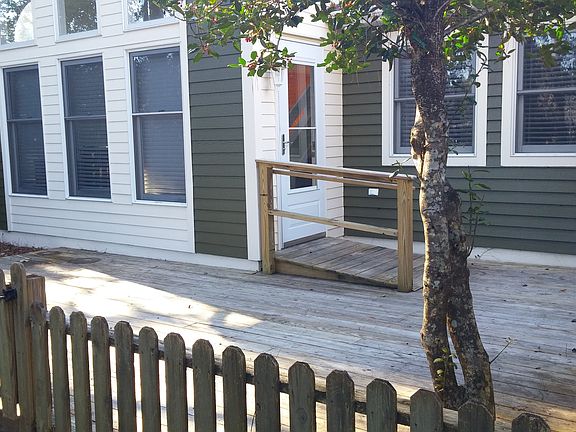 Deck & Fenced in Yard