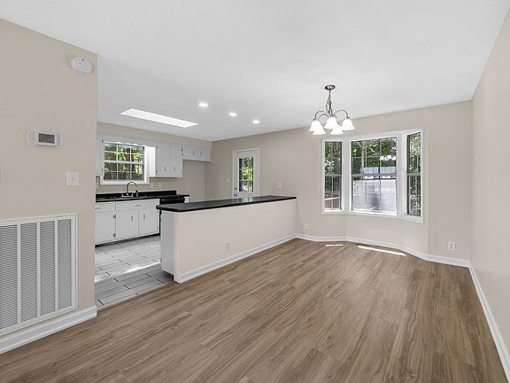 5th image of 905 Douglas Ln