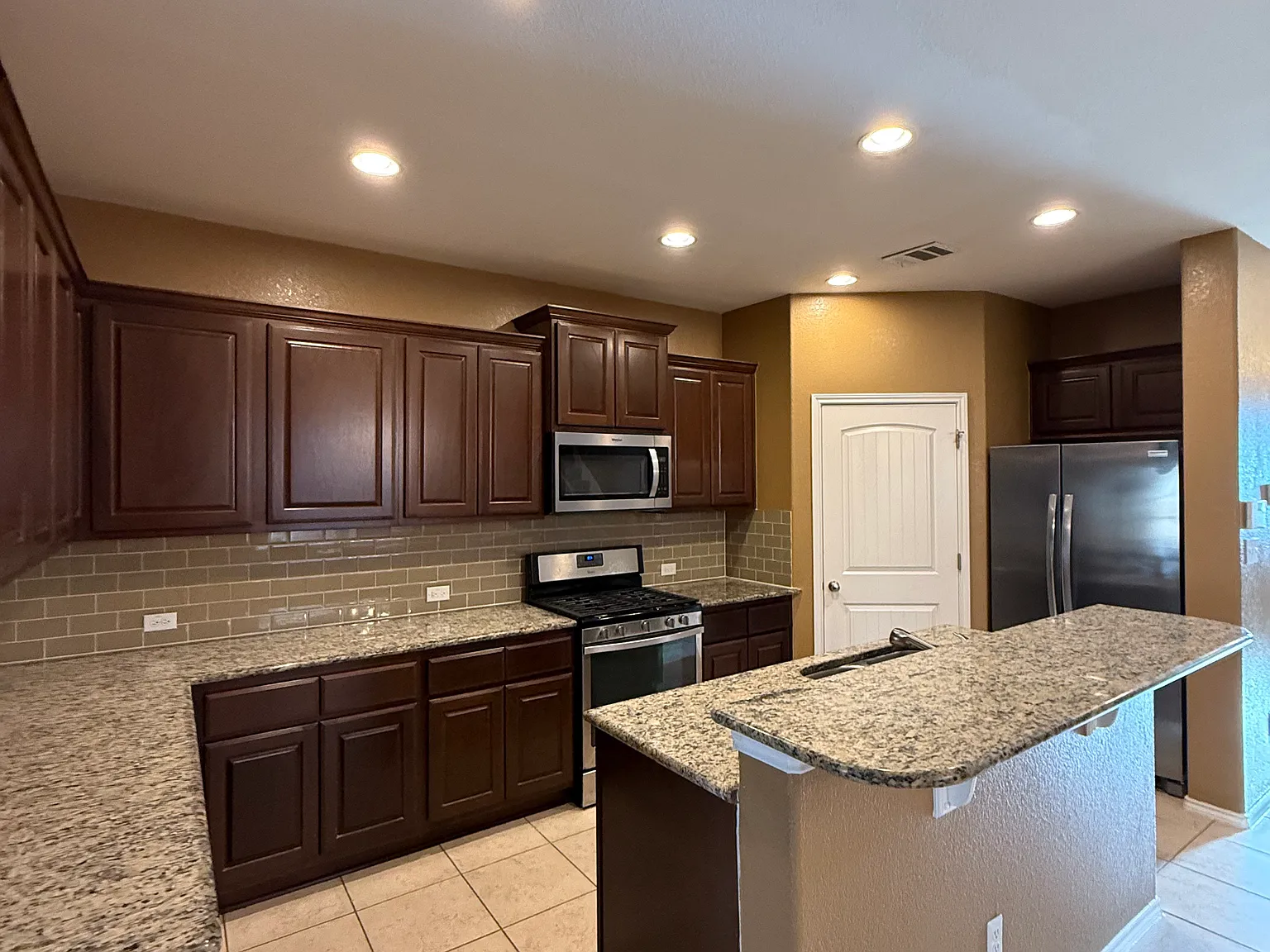 4 bed, 2.5 bath, 2200 sqft, $2,500 — Photo 3