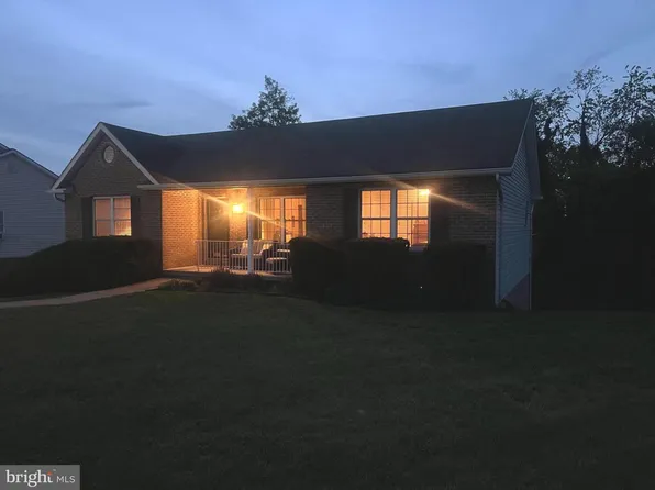 1076 Stuart Dr, Front Royal, VA 22630