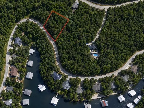521 Palisades Dr, Lake Ozark, MO 65049