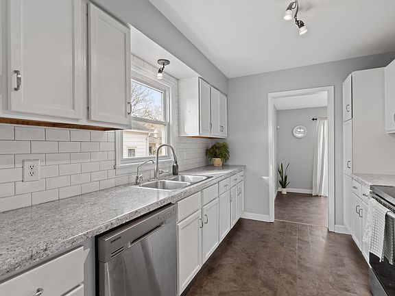 2nd image of 1053 3rd Ave SE