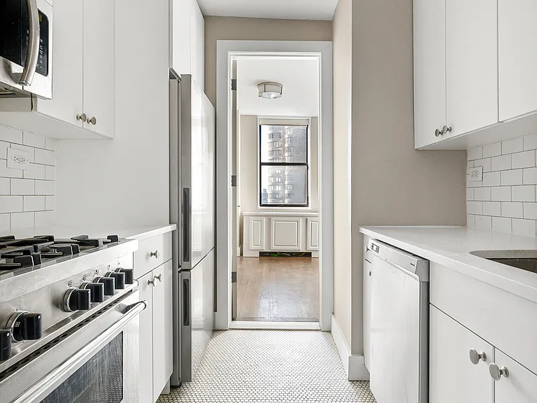 330 E 39th St #25M — Photo 6