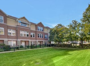 211 N West St #202, Wheaton, IL 60187