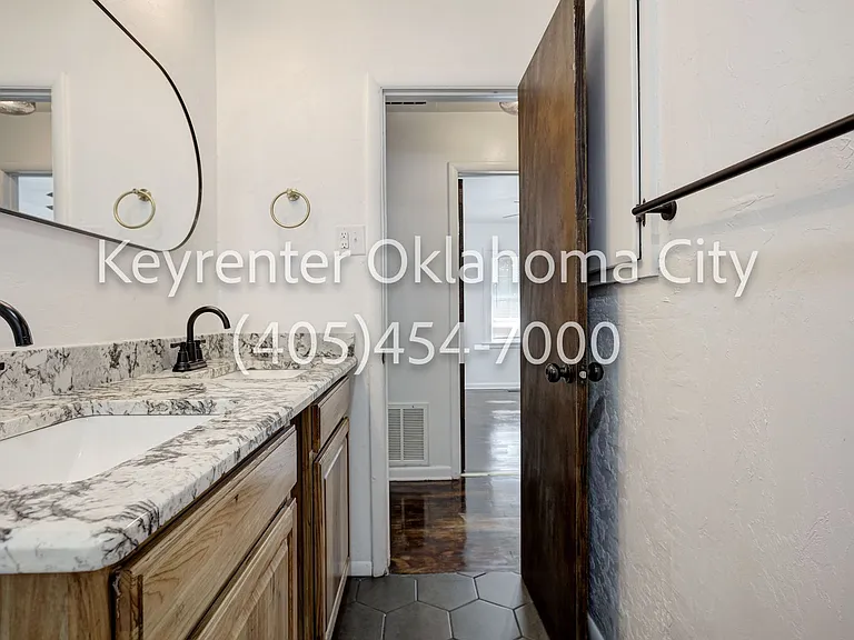 1524 Rowena Ln — Photo 22