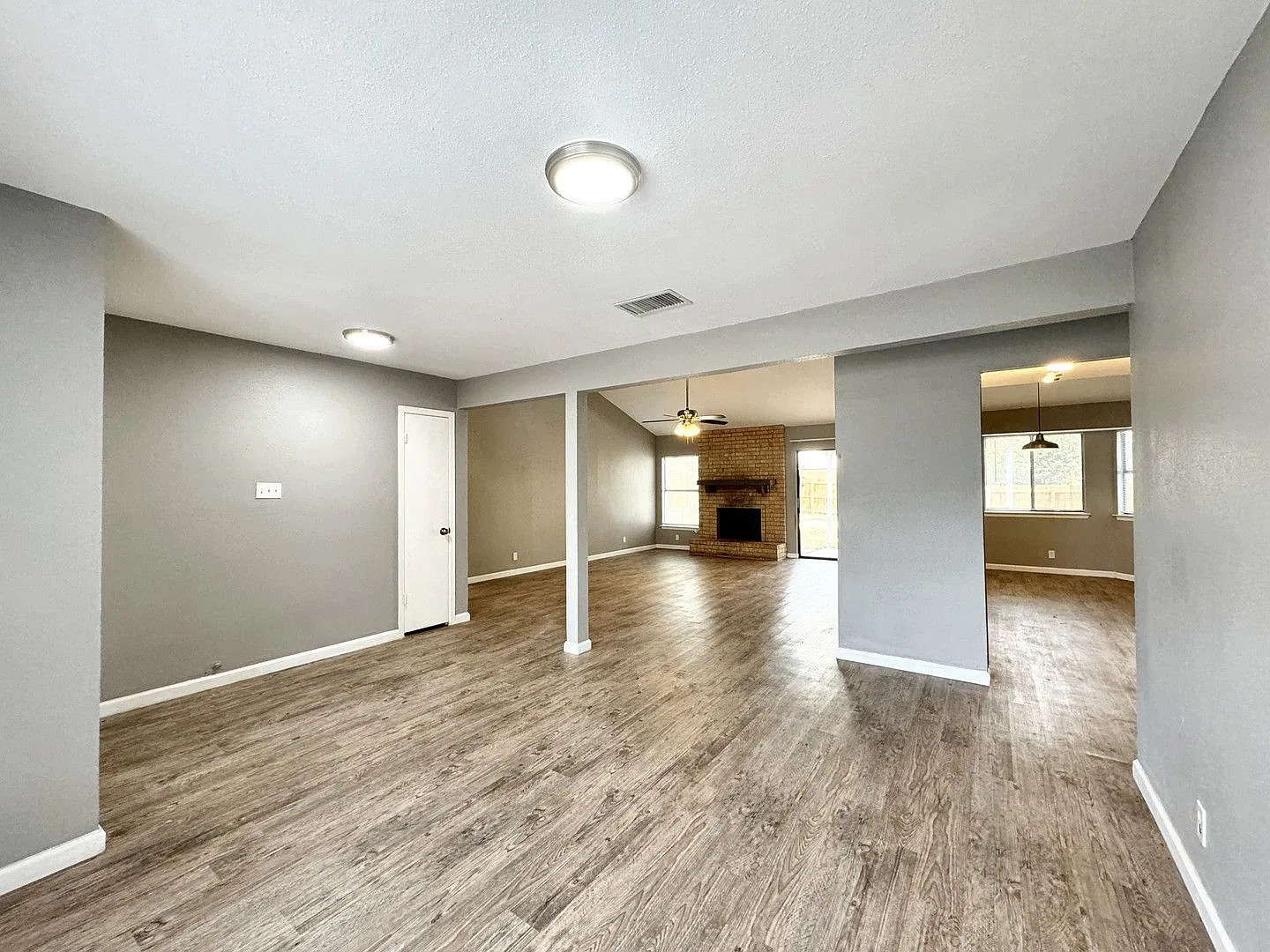 Fully renovated Vista home — Photo 4