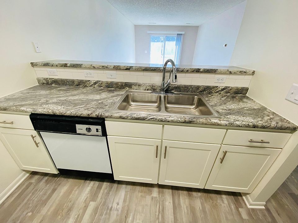 1st image of 395 Beaver Kreek Ctr #6
