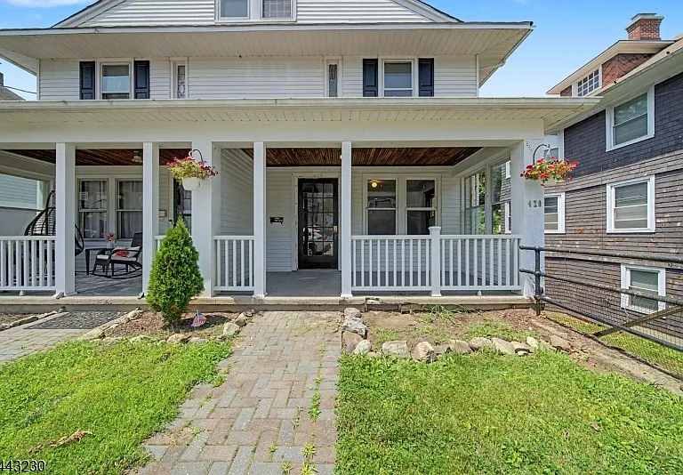 420 Hill St — Photo 2