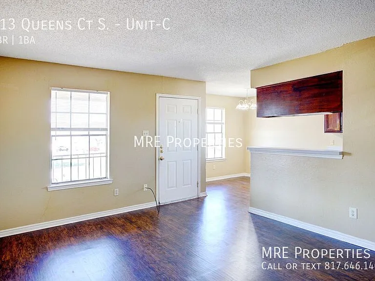 313 Queens Ct S #C — Photo 3