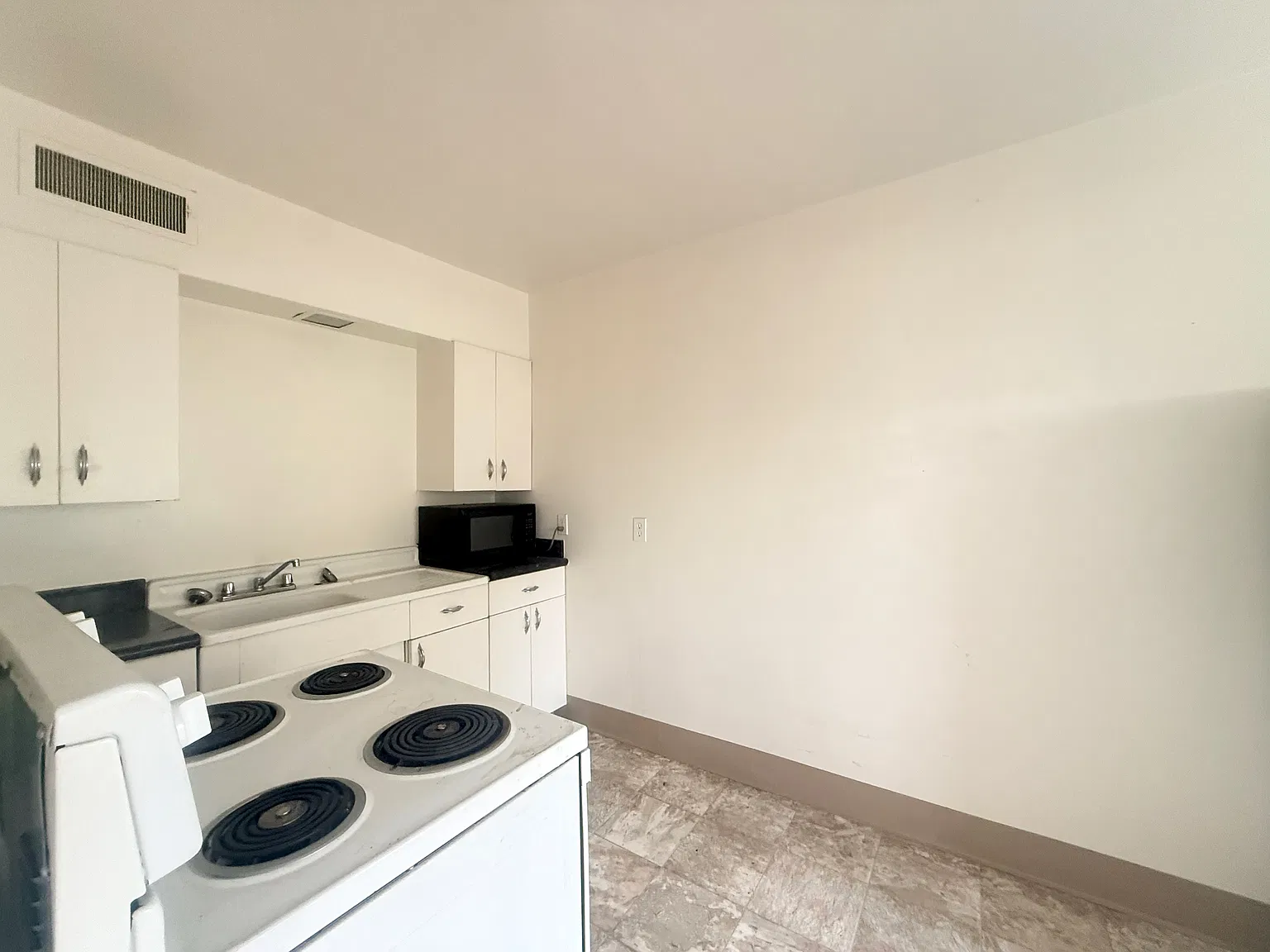 1 bed, 600 sqft, $1,225 — Photo 3