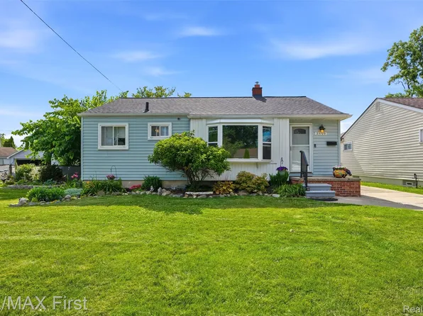 25709 Cubberness St, Saint Clair Shores, MI 48081