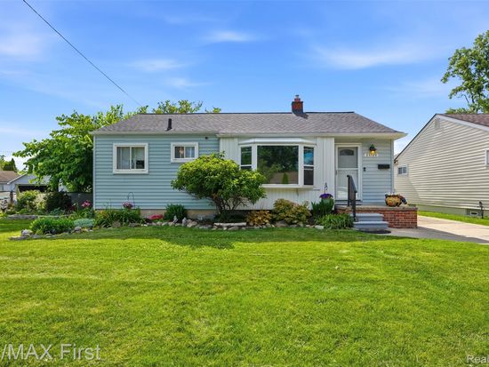 25709 Cubberness St, Saint Clair Shores, MI 48081