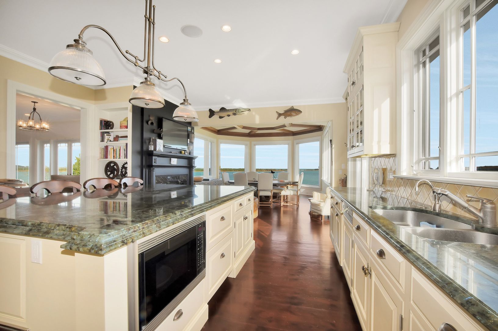 10 Lari Lane, Shelter Island - Bumblebee Manor - Kitchen