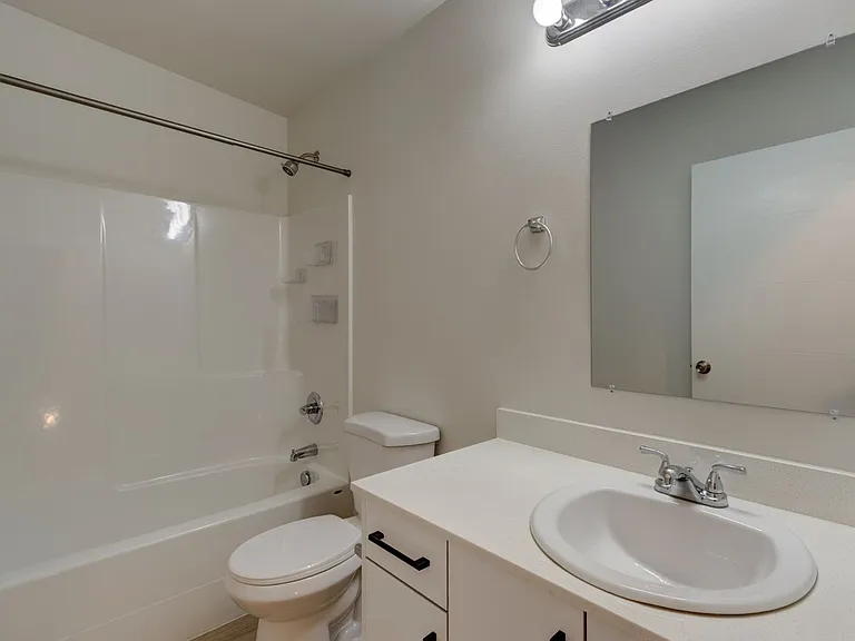 476 SE Barrington Dr #D — Photo 7