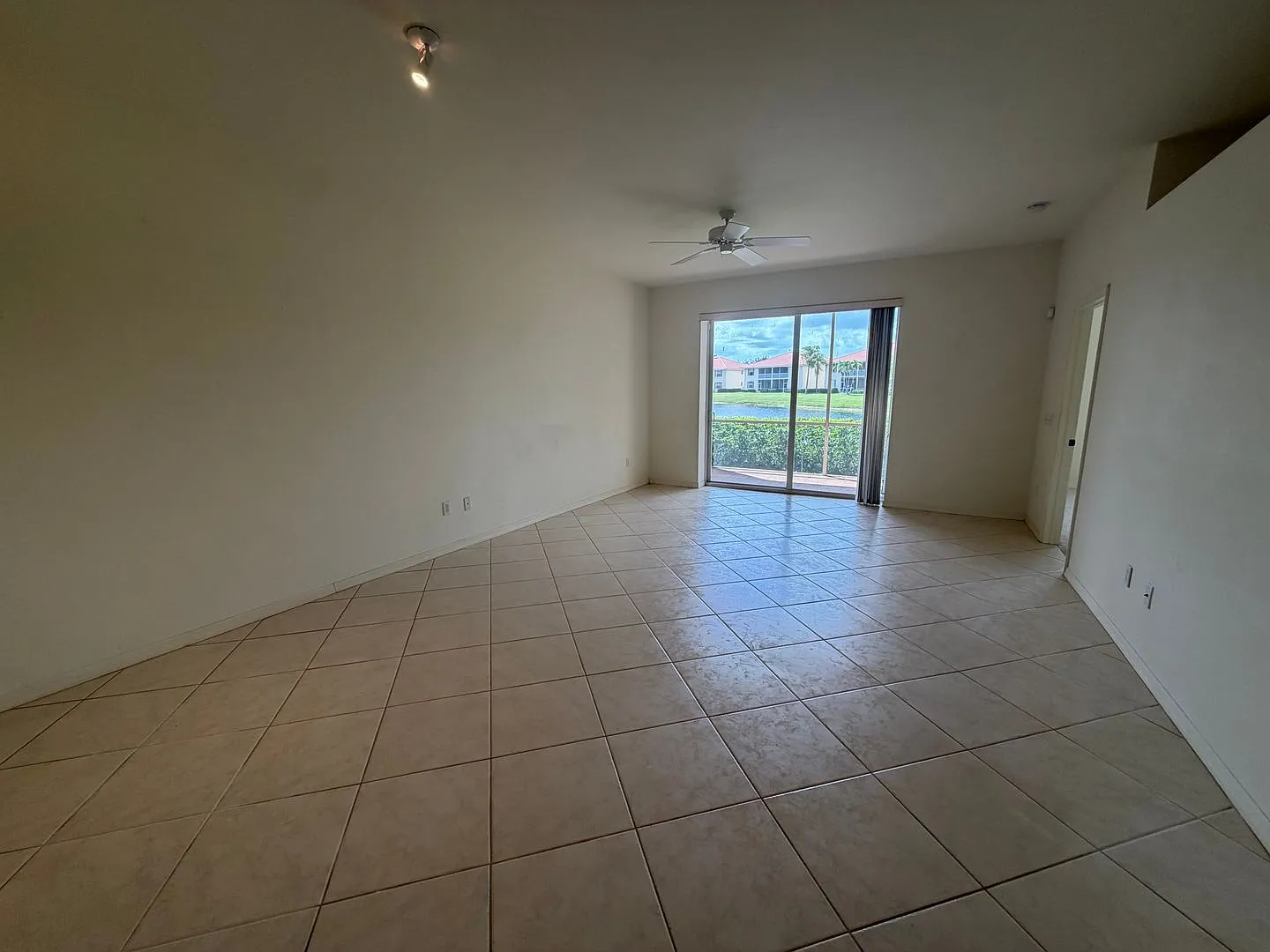 Annual Rental - 3 Bed / 2 Bath Condo With 1 Car Garage In Sherwood — Photo 3