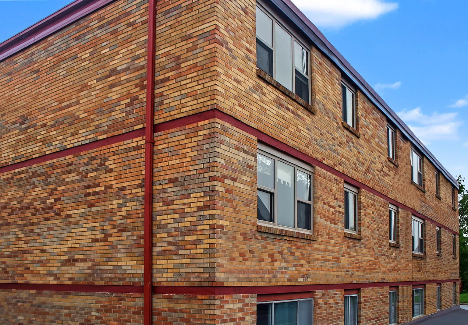 Laurentian Apartments — Photo 2