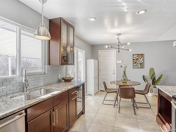 5th image of 627 S Jasmine Way
