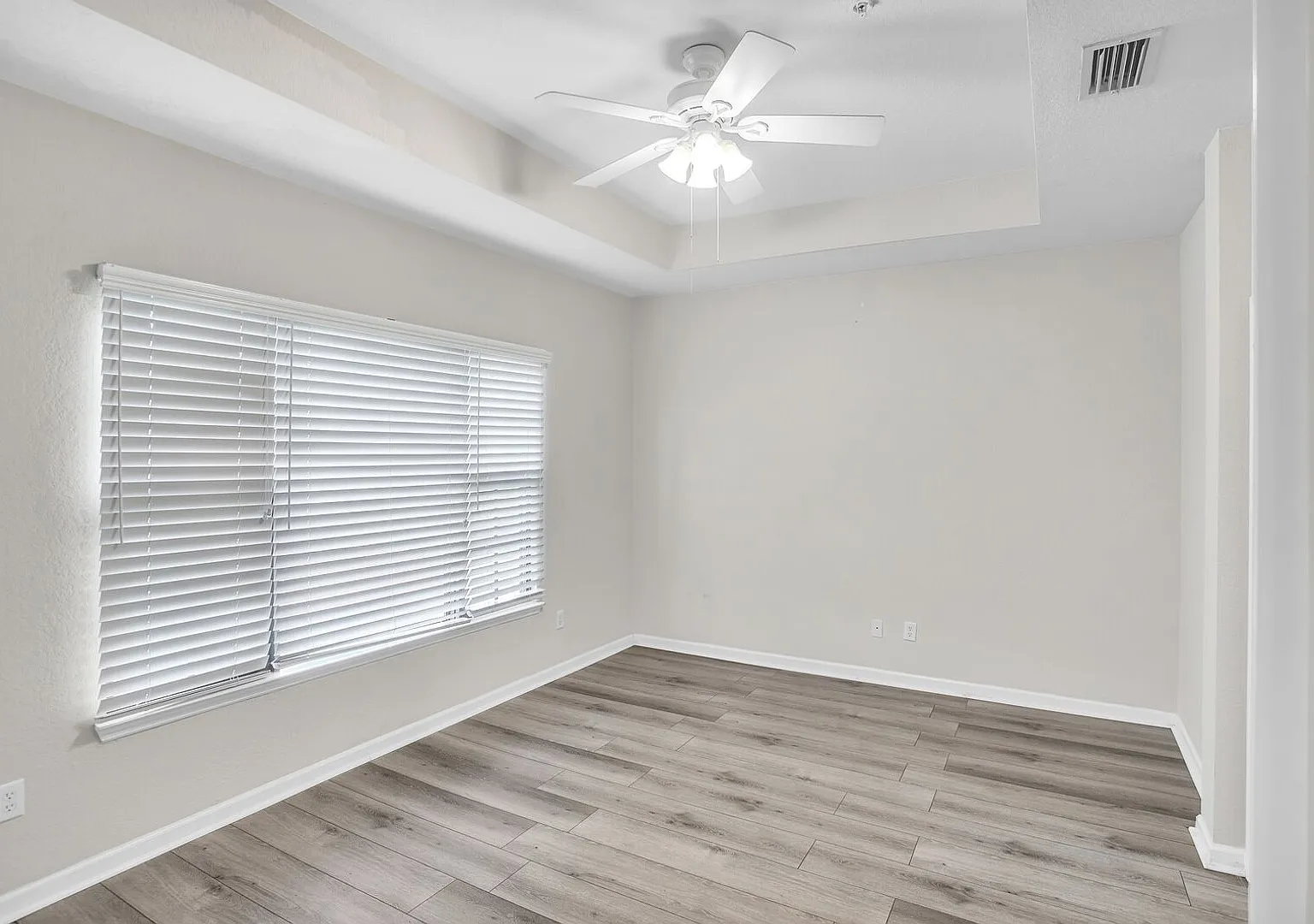 Welcome to this 2 bedroom, 2 bathroom condo in the wonderful community of Palencia. — Photo 4