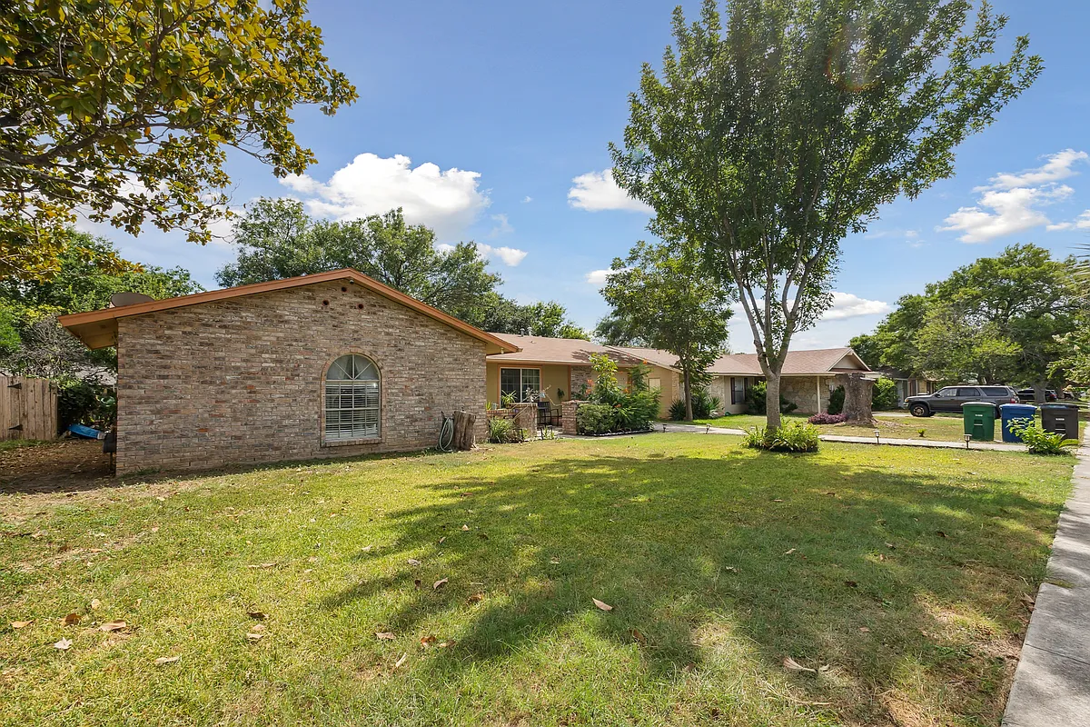 Building Photo - 6738 Spring Manor St